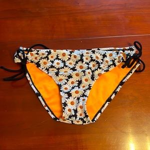 Daisy swim bottoms size small